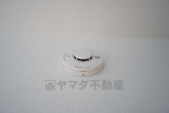 火災による煙や熱を感知して、警報音やブザー等で火災の発生を知らせてくれる火災警報器。