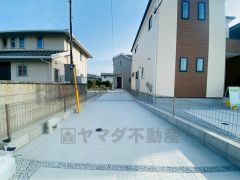 カースペースは駐車2台付きです。 前面道路は約8ｍと広く、駐車がスムーズにできます＾＾