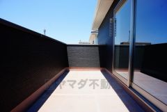 同仕様写真。お洗濯物も気持ちよく干せそうです。 テーブルとイスを置いてカフェタイムや日光浴、星を眺めたりも良いですね^^