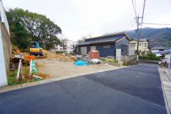 前面道路は公道東側約4ｍ。前面道路は車通りも少なく、安全性も確保。