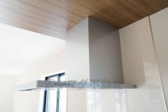 同仕様写真。調理により発生する油煙や臭いを吸い込み、屋外へ排気してくれます。