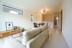 対面式キッチンを中心としたリビングダイニングで家族の会話が弾みそうです。