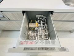 家事の時間が短縮できる食器洗浄乾燥機付。後片付けもラクラクです。 食器を洗う手間が減るので家族とのコミュニケーションの時間や自分の時間が増えますね。