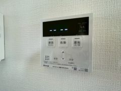 キッチン横からお湯張り、追い炊き、足し湯がボタン一つで楽々操作できる給湯機リモコンです＾＾忙しい夕飯の準備の時間帯に重宝しますね。