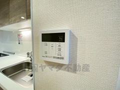 給湯器リモコンはキッチン横からボタンひとつで操作が楽々。通話ボタン付きでお子様とも会話ができて安心です。