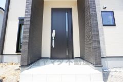 タッチキー採用の玄関。お買い物帰りで、両手がふさがってきても簡単に中に入れます＾＾
