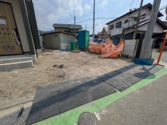 駐車スペースはゆとりある2台分を確保。マイカー用に、お客さま用に、余裕を持ってご利用いただけます。