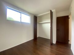 木目調のシンプルデザインで落ち着きと安らぎの空間に仕上げています。各部屋に収納が完備されているので、お荷物が多くなっても安心の設計です。