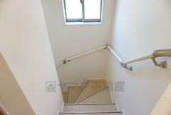 同仕様写真。小さなお子様やご高齢の方でも安心できる、手すり付き階段。段差も低めで設定されており、安全性にも優れています。