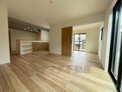 夏は強い日差しをカット、冬は暖かな遮熱高断熱型Low-Eガラスを採用。夏の強い日差しを約60%カットし、冷房効果を高めます。紫外線もカットするため紫外線による日焼けも抑制。