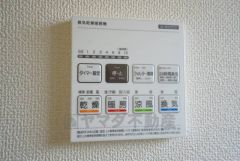 雨の日の洗濯も安心できる浴室暖房乾燥機付き浴室。リモコンで操作もボタン1つで簡単。 浴室暖房乾燥機には、暖房、乾燥、涼風、換気の4つの機能が付いています。タイマー付きです。