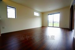 夏は強い日差しをカット、冬は暖かな遮熱高断熱型Low-Eガラスを採用。夏の強い日差しを約60%カットし、冷房効果を高めます。紫外線もカットするため紫外線による日焼けも抑制。