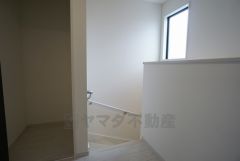 小さなお子様やご高齢の方にも配慮された階段。譜面を広めに、勾配も緩やかに設計されています。