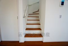 同仕様写真。ご年配の方でも安心できる、手すり付き階段です＾＾段差も低めで設定されてますので安全性にも優れてますね＾＾