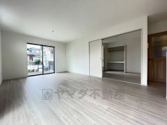 夏は強い日差しをカット、冬は暖かな遮熱高断熱型Low-Eガラスを採用。夏の強い日差しを約60%カットし、冷房効果を高めます。紫外線もカットするため紫外線による日焼けも抑制。