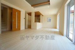 家族が集まる開放的なリビング。約20帖の大空間で毎日のお食事が楽しみです＾＾思い思いの時間を過ごしたり、家族みんなで食事をしたり、素敵な団らんの場になりますね。