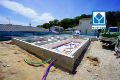 シンプルでいつまでも飽きのこないデザインが周囲の環境に調和し、どんなご家族にもフィットするデザインです。