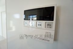 給湯器リモコンはキッチン横からボタンひとつで操作が楽々。通話ボタン付きでお子様とも会話ができて安心です。