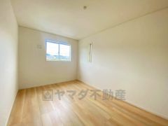 明るい洋室です。ナチュラル色のフローリングで開放的な優しい雰囲気になっています＾＾ベッドや机、ＴＶを置いてもゆとりのある広さです。