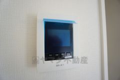 防犯性もばっちり、TVモニター付きインターフォン完備。大きなモニターで玄関先を確認できます。録画機能が付いているので不在時の訪問者も確認できて安心です^^