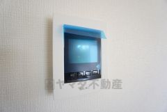 防犯性もばっちり、TVモニター付きインターフォン完備。大きなモニターで玄関先を確認できます。録画機能が付いているので不在時の訪問者も確認できて安心です^^