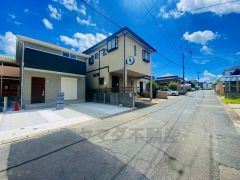 前面道路は西側公道6ｍ．車の離合もスムーズで余裕を持って駐車も出来ます＾＾