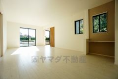 同仕様写真。大きな窓のあるリビングは、陽光あふれる明るい空間です。居心地良く、ご家族皆がゆったり寛げる憩いの空間となりそうです。