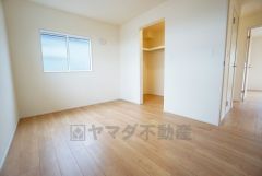 住む人のこだわりを活かす洋室＾＾日当たりがよく、寝室としての利用もおすすめ。広めのクローゼットもあり荷物もすっきり片付けれ、ゆとりのある暮らしが出来ます＾＾