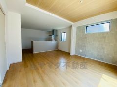 大きな窓のあるリビングは、陽光あふれる明るい空間です。居心地良く、ご家族皆がゆったり寛げる憩いの空間となりそうです。