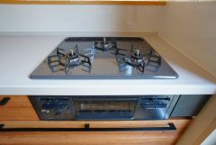 同時にたくさんの料理が調理できる3口コンロ。長時間熱を通しておきたい煮込み料理を作りながら、炒め物など同時進行で進められます。