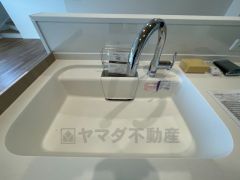 広々とした凸型シンクに洗剤ポケットを標準装備。大きなお鍋など洗いやすいです。洗剤や石鹸、スポンジもすっきりできる収納付き。