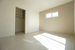 同仕様写真。主寝室としてお使いいただけそうなこちらのお部屋は、日当たりが良く、爽やかな風を感じて起きる朝は、快適生活の始まりに。