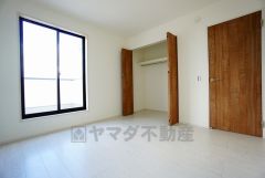 同仕様写真。全居室に収納完備。下段を引き出し収納にするなど、空いたスペースを有効活用すれば収納力がグッと高まります。常に整理整頓されたお部屋は気持ちがいいです＾＾