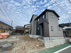 駐車スペースはゆとりある4台分を確保。マイカー用に、お客さま用に、余裕を持ってご利用いただけます。