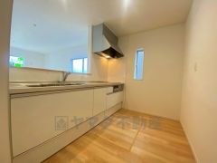 対面式カウンターキッチンでお子様の様子が見守れます。カウンタートップは耐熱性に優れており、日ごろのお掃除もふき取るだけでＯＫ。ステンレスシンクも簡単にお掃除できますよ。