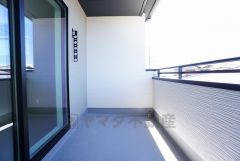 お洗濯物を干すスペースとしても十分な広さがあります。  お天気の良い日はお洗濯物がよく乾きそうな日当たり良好のバルコニー＾＾