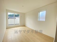 主寝室としてお使いいただけそうなこちらのお部屋は、日当たりが良く、爽やかな風を感じて起きる朝は、快適生活の始まりに。