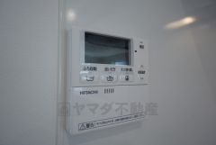 給湯器リモコンはキッチン横からボタンひとつで操作が楽々。通話ボタン付きでお子様とも会話ができて安心です。