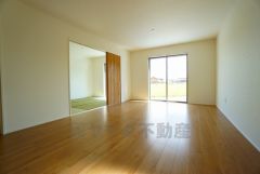 大きな窓のあるリビングは、陽光あふれる明るい空間です。居心地良く、ご家族皆がゆったり寛げる憩いの空間となりそうです。