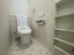温水洗浄機付トイレです。節水機能もあるので、安心して使えますね。もちろん、1階2階の2ヶ所にトイレがあるので、忙しい朝にもゆとりができますね。