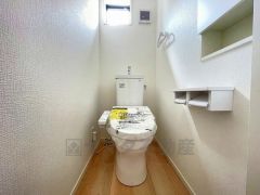 温水洗浄機付トイレです。節水機能もあるので、安心して使えますね。もちろん、1階2階の2ヶ所にトイレがあるので、忙しい朝にもゆとりができますね。