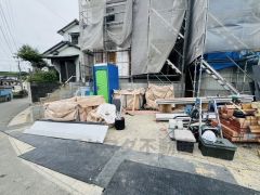 カースペースは停めやすい並列駐車2台付き。 前面道路は大型車両の通行も少ないので静かで快適な生活を送れます＾＾