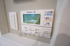 給湯器リモコンはキッチン横からボタンひとつで操作が楽々。通話ボタン付きでお子様とも会話ができて安心です。