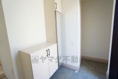 シューズインクローゼットも完備されており、玄関収納も問題ありません。棚の上にお花など飾ってインテリアも楽しめますね。