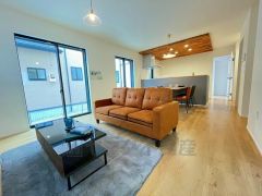 大きな窓のあるリビングは、陽光あふれる明るい空間です。居心地良く、ご家族皆がゆったり寛げる憩いの空間となりそうです。