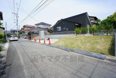前面道路は5ｍ。 並列駐車で車もスムーズにお停めできます＾＾ 交通量が少ないためお子様がいるご家庭でも安心です＾＾
