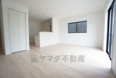 家族が集まる開放的なリビング。約17帖の大空間で毎日のお食事が楽しみです＾＾思い思いの時間を過ごしたり、家族みんなで食事をしたり、素敵な団らんの場になりますね。