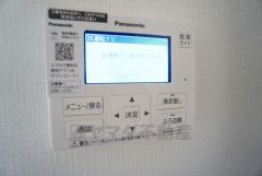 キッチン横からお湯張り、追い炊き、足し湯がボタン一つで楽々操作できる給湯機リモコンです＾＾忙しい夕飯の準備の時間帯に重宝しますね。