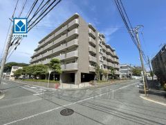名島駅徒歩15分、都心へのアクセス良好。スーパーやコンビニ、ドラッグストアなども近く周辺環境充実。 利便性が良く快適でゆとりのある生活空間で新生活を始めましょう^^