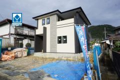 須恵ICまで車で約8分（2.3ｋｍ）。遠出のお出かけや通勤に便利。コンビニ・スーパーまで徒歩13分圏内＾＾